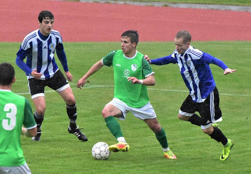 KP muži – 25. kolo: TJ Blatná (modrobílé dresy) – FK Slavoj Český Krumlov 1:3 (0:1).