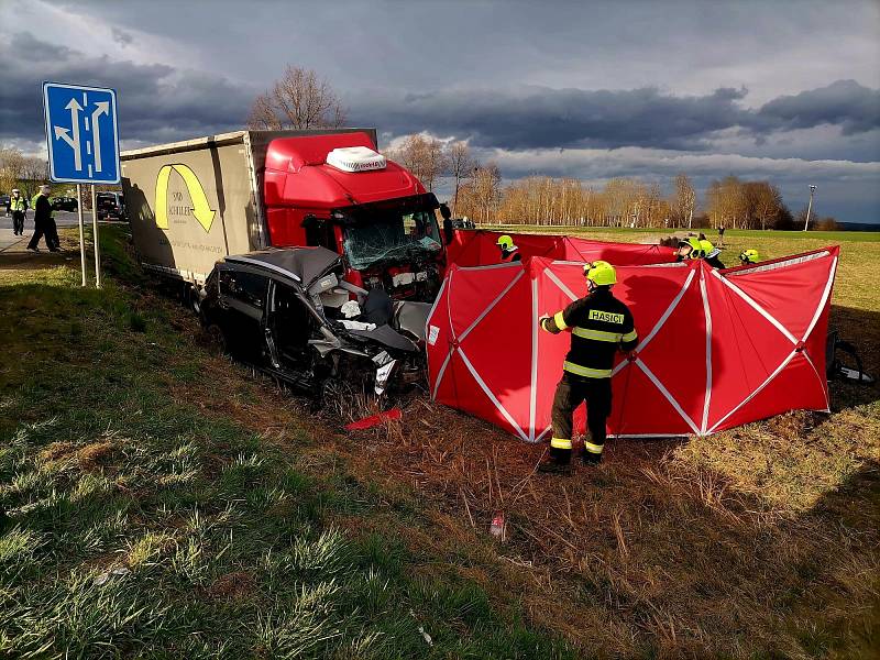 U nehody zasahovali profesionální hasiči z Českého Krumlova a dobrovolní hasiči z Velešína.