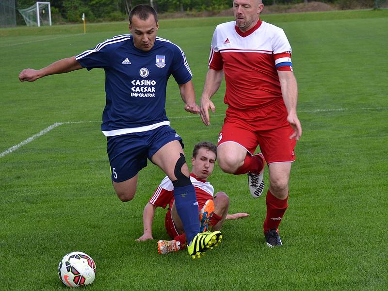 Okresní přebor muži - 16. kolo: FK Dolní Dvořiště (modré dresy) - Sokol Křemže 3:0 (1:0).