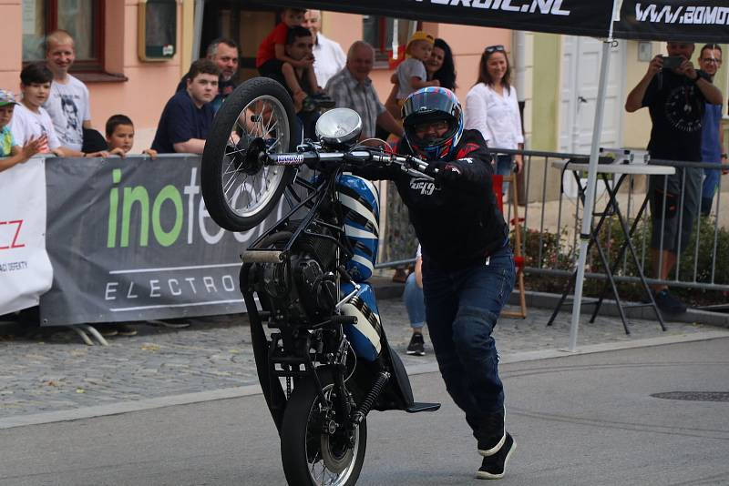 Grand Prix Kaplice otevřel motocyklový kaskadér Martin Krátký který předvedl své mistrovství v sedle Yamahy a MZ.