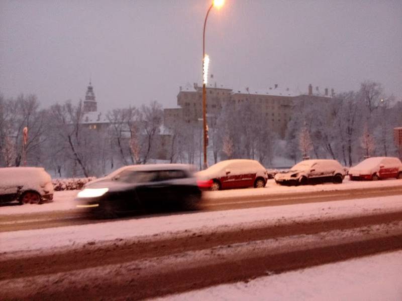 Na silnicích na Krumlovsku je radno jezdit s velkou opatrností.
