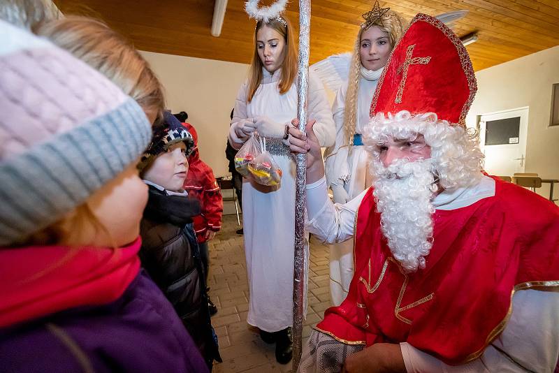 Mikulášská nadílka v Dolním Třeboníně na zahradě základní školy.