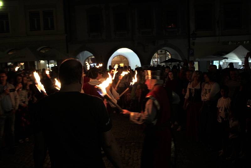 Ohňový kostýmovaný průvod prošel v pátek v noci po třech letech opět ulicemi Českého Krumlova.