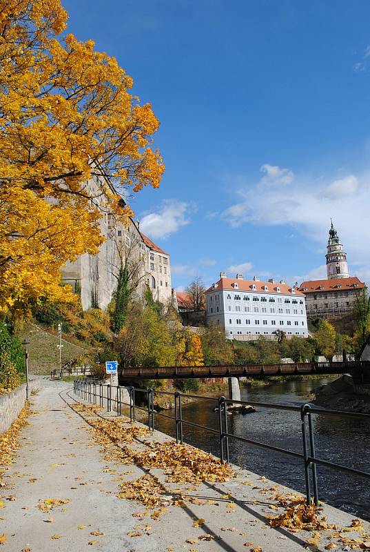 Český Krumlov se oblékl do podzimního.