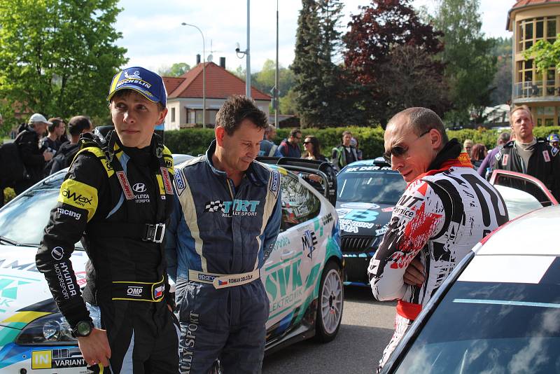 Sedmačtyřicátý ročník Rallye Český Krumlov byl v pátek odpoledne zahájen v Jelence.