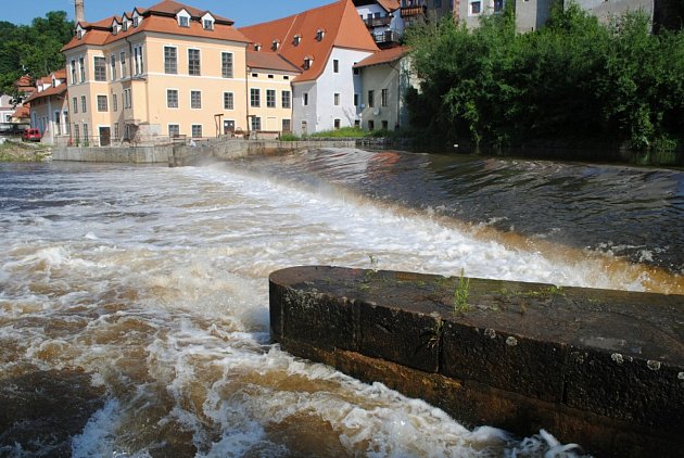 Vltava v Českém Krumlově 6. července 2022, tedy den po tragédii, kdy se na jezu pod kostelem utopil vodák.