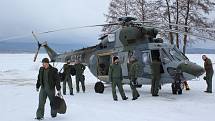 Výcvik záchrany lidí probořených v ledu pomocí vrtulníku na Dolní Vltavici.