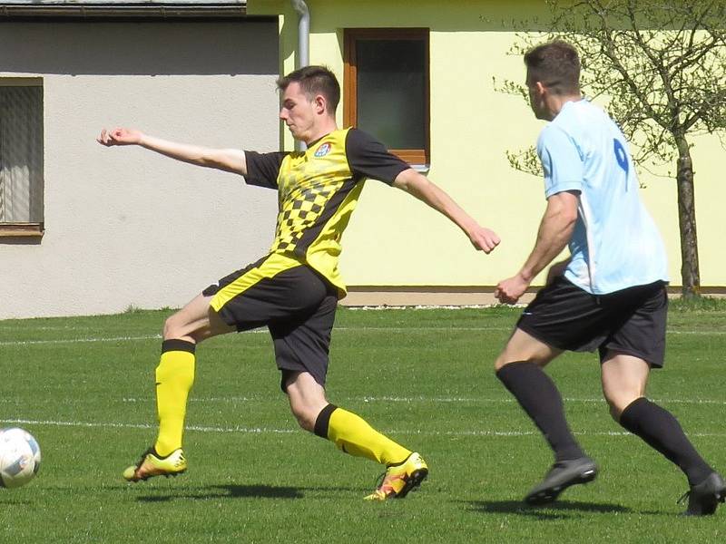 Oblastní I.B třída (skupina A) - 17. kolo: SK Zlatá Koruna (modré dresy) - Spartak Kaplice 0:3 (0:0).