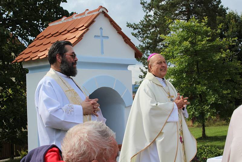 Mše svatá se konala ve středu pod širým nebem na zahradě Domova důchodců v Horní Plané.