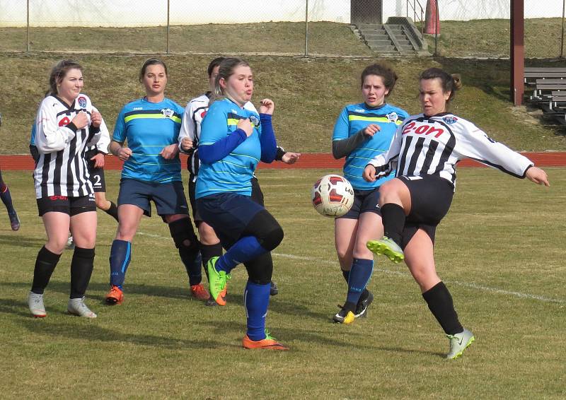 Kaplické fotbalistky (v černožlutých dresech) v Borovanech podlehly poslednímu týmu divize 1:2.