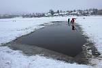 Hasiči vyprošťovali osobní automobil Toyota RAV4 rakouského řidiče, který se ve středu 13. ledna probořil ledem do Lipna při jízdě po zamrzlé hladině vodní nádrže mezi Frymburkem a Frýdavou.