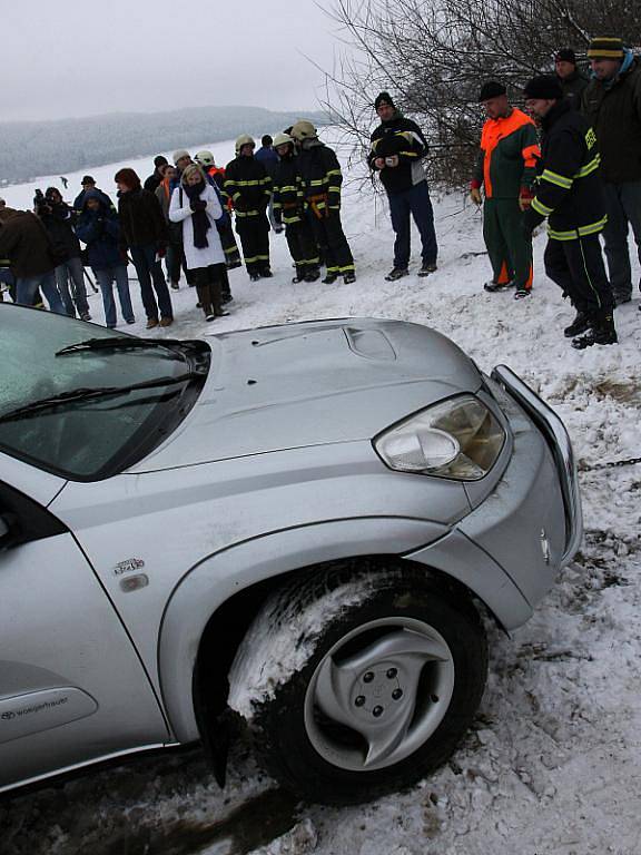 Co bude s toyotou skrz naskrz vymáchanou v ledové vodě Lipna dál, je otázka.  Na snímku po vytažení.