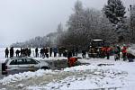 Hasiči vyprošťovali osobní automobil Toyota RAV4 rakouského řidiče, který se ve středu 13. ledna probořil ledem do Lipna při jízdě po zamrzlé hladině vodní nádrže mezi Frymburkem a Frýdavou.