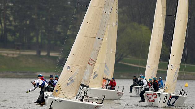 Týmy se při jachtařské lize budou střídat na lodích Melges 24.