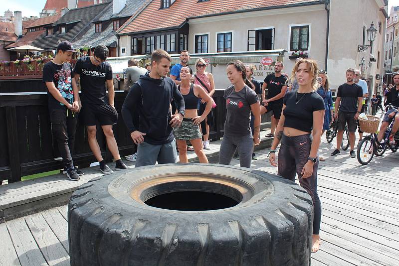 Akce Převal gumu překvapila i pobavila obyvatele a návštěvníky Českého Krumlova.