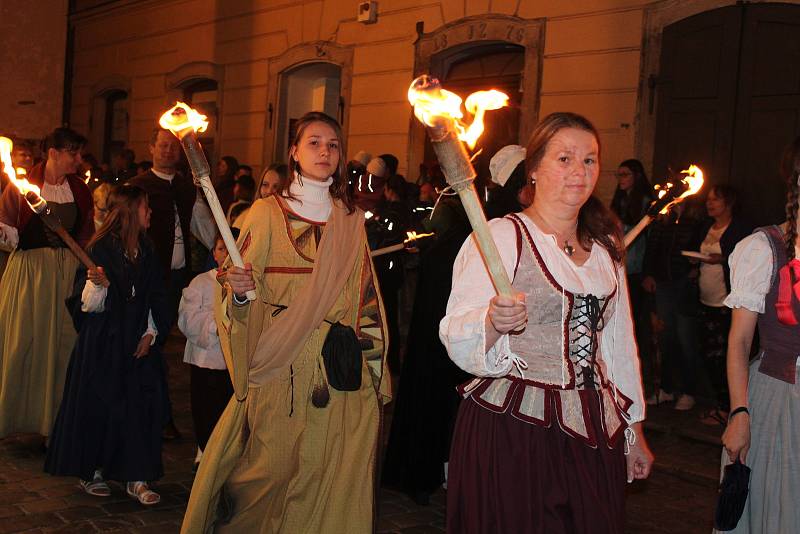 Noční ohňový průvod městem v pátek o Slavnostech pětilisté růže v Českém Krumlově.