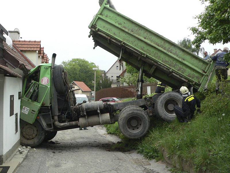 Těžká tatra udělala díru do rodinného domku, o který se zarazila.