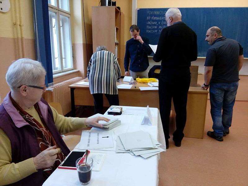 Příprava na otevření volebních místností v Krumlově.