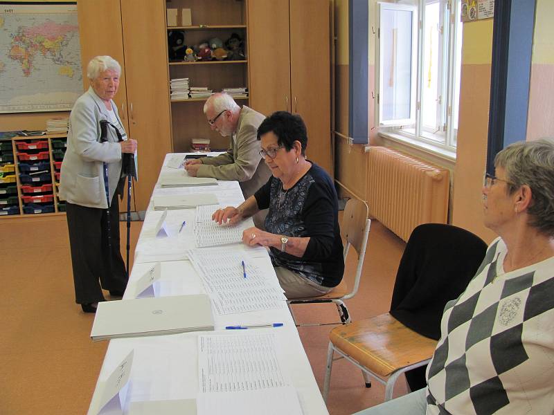 V sedmém českokrumlovském volebním okrsku přišlo k volbách během prvních pár minut přes deset lidí.
