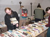 V pondělí se nahrnuli čtenáři do Městské galerie v Horní ulici 155, kde se celý týden koná výprodej knih a časopisů, které byly vyřazeny z fondu knihovny.
