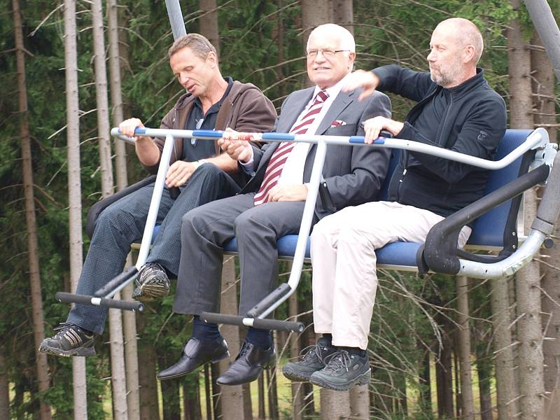 Obvinění sdělila policie Zdeňku Zídkovi (zcela vlevo s prezidentem Václavem Klausem) narychlo ještě před otevřením Stezky v korunách stromů.