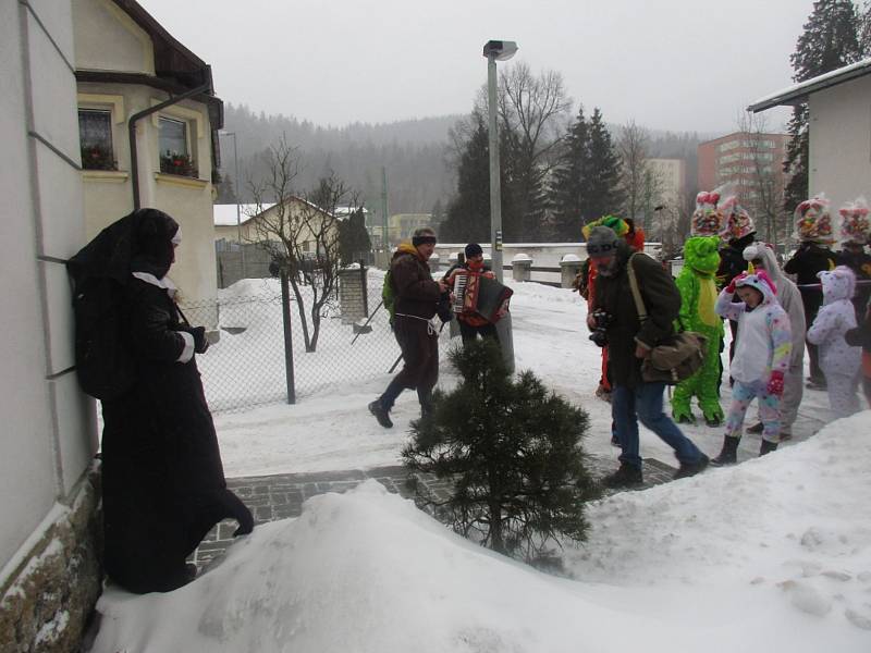 Masopustní veselí v Loučovicích nepokazil ani mrazivý vítr.