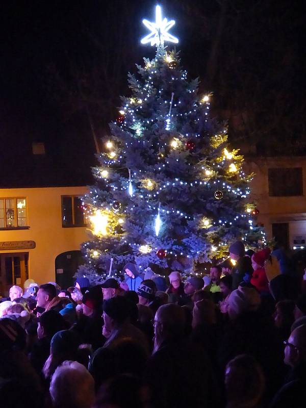 Adventní charitativní trh ve Velešíně, průvod andělů a rozsvícení vánočního stromu.