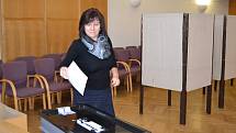 Jako první v Křemži úderem 14. hodiny vhodila svůj hlas do urny členka volební komise Dana Bartošová.