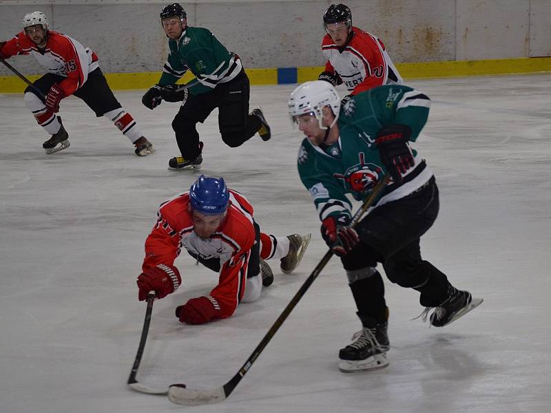 2. finále: HC Slavoj Český Krumlov (zelené dresy) - HC Strakonice 7:3 (0:1, 4:1, 3:1).