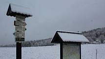Na Nové Hospodě v sedle mezi Brlohem a Chvalšinami také leží sníh. Před desátou dopolední tam byl 1° C.