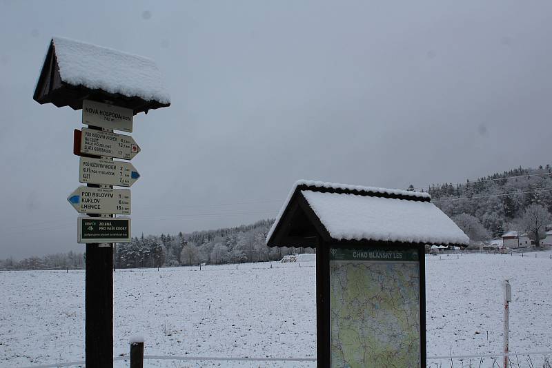 Na Nové Hospodě v sedle mezi Brlohem a Chvalšinami také leží sníh. Před desátou dopolední tam byl 1° C.