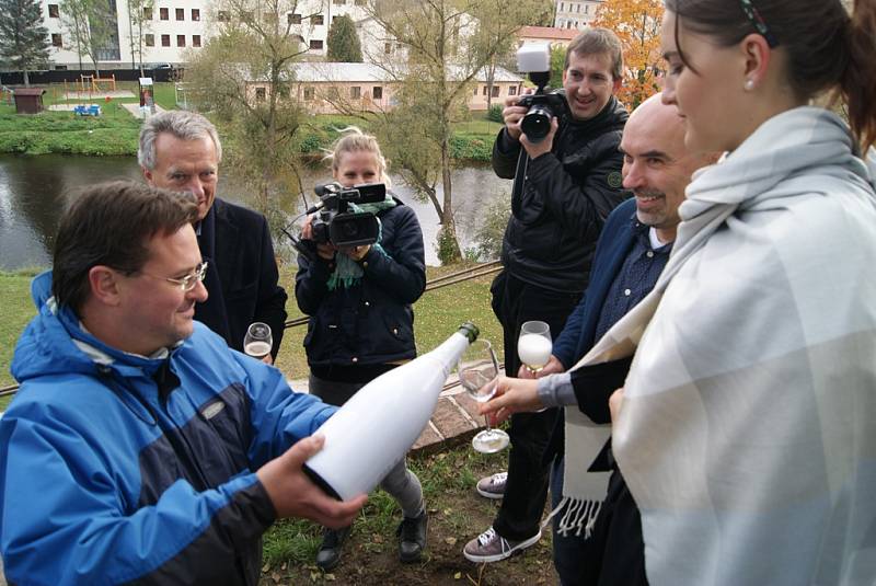 Slavnostní sázení vinné révy na terase zahradního domku - ateliéru Egona Schieleho.