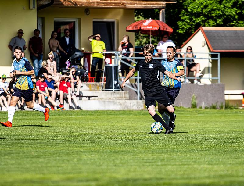 Fotbalisté Dolního Dvořiště (v černém) potvrdili v Sedlec roli favorita a zvítězili vysoko 6:0.