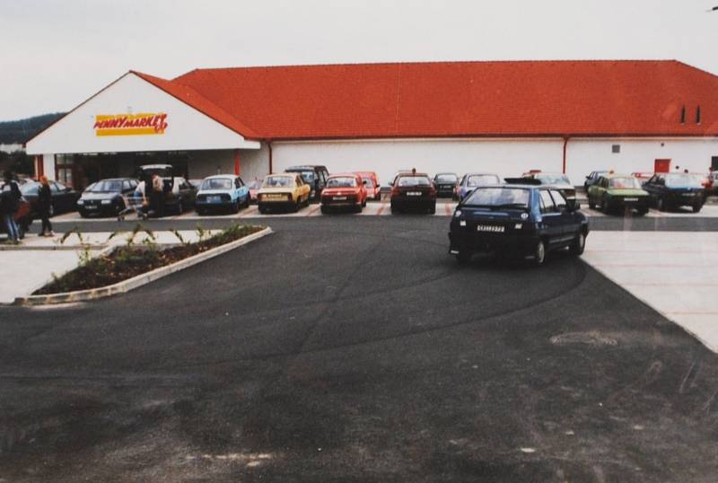 Český Krumlov v roce 1998. Prodej v novém Penny Marketu byl zahájen v červnu.