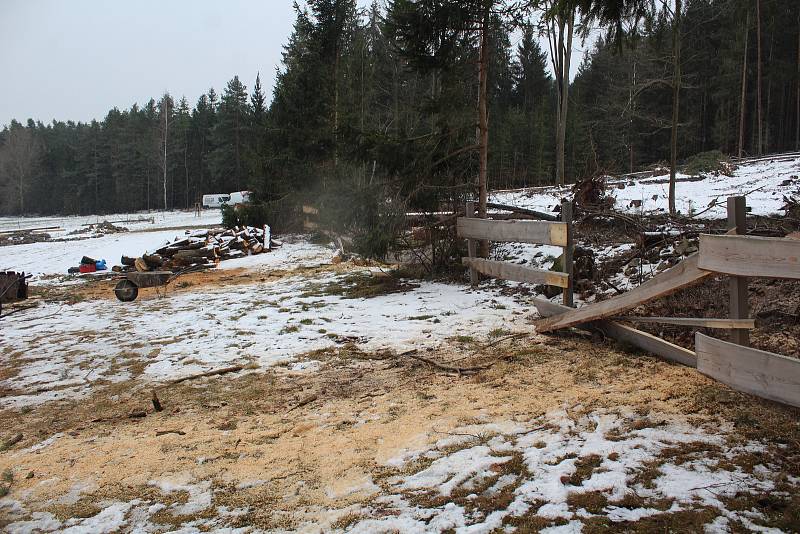 Netrvalo ani den a zničená jurta byla naložená v autech, její podlaha zajištěná proti vodě a většina dřeva naštípaná.