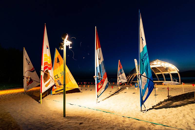 Nejbarevnější akci léta má za sebou písečná pláž Windy Point v Černé v Pošumaví na Lipně.