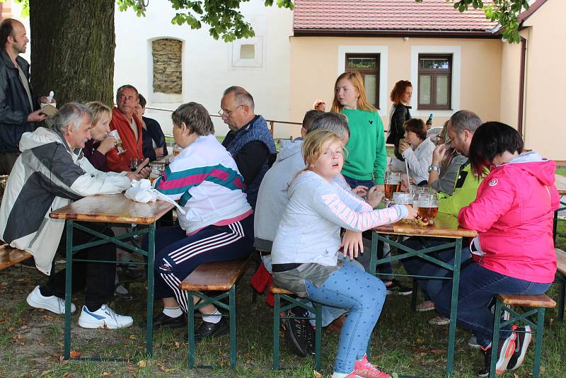 Oslava sto let republiky ve Velešíně na náměstí.