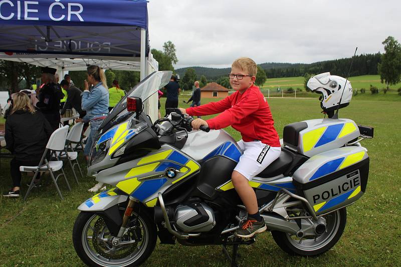 Preventivní akce policie a Týmu silniční bezpečnosti zaměřená na cyklisty v Přední Výtoni.