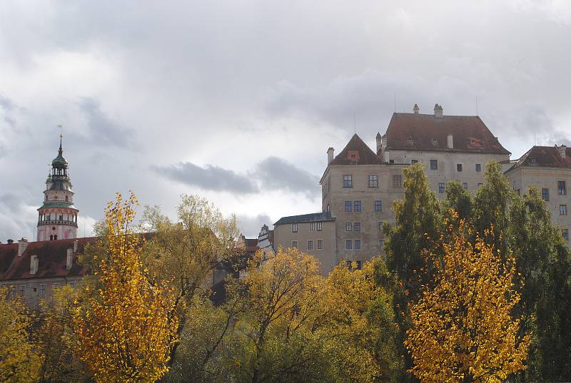 Český Krumlov se oblékl do podzimního.