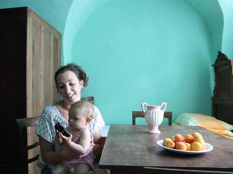 Věra Čarková s rodinou (na snímku s dcerou Kačenkou) bude měsíc žít v centru. Své postřehy bude denně zaznamenávat.