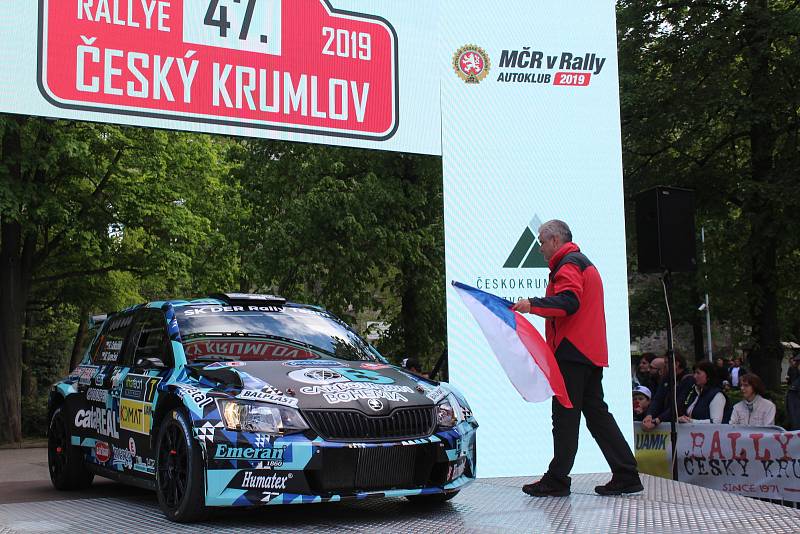 Sedmačtyřicátý ročník Rallye Český Krumlov byl v pátek odpoledne zahájen v Jelence.