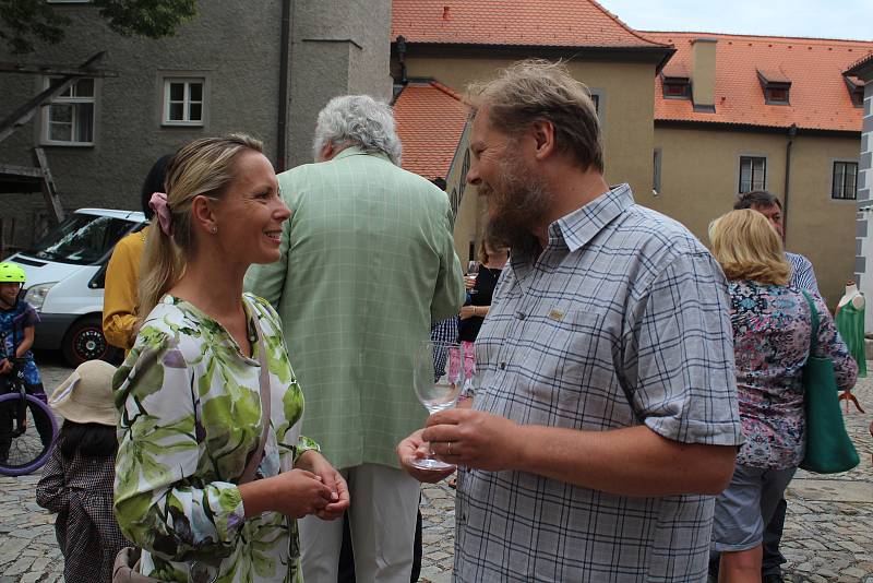 Vernisáž výstavy Svět fantazie Jindry Čapka v českokrumlovských klášterech.