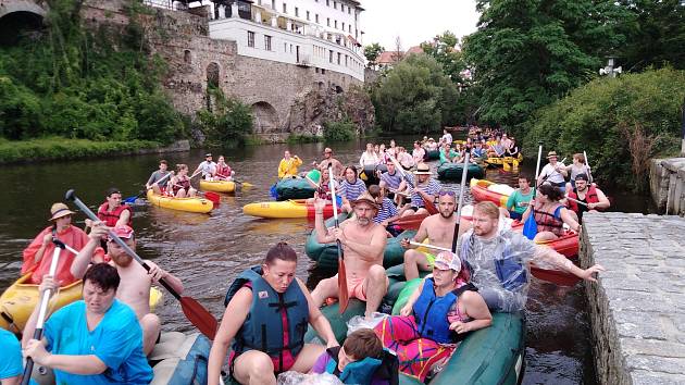 Ulehčí se Krumlovu? Vodáci si od novely zákona slibují, že se ulehčí nejvytíženějším řekám, jako je třeba Vltava (na snímku jez Mrázkův mlýn v centru Českého Krumlova). Budou se dát splouvat i další úseky řek, které jsou teď špatně přístupné a vodáci na n