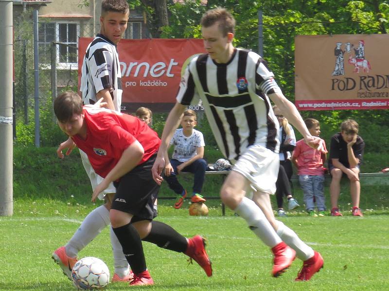 I.A třída dorostu – 19. kolo: SK Větřní / Vltavan Loučovice (červené dresy) – Spartak Kaplice / Dynamo Vyšší Brod 0:2 (0:1).