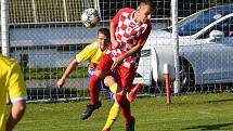 Fotbalisté Velešína (v červeném) prohráli v souboji týmů ze suterénu I. A třídy doma s Vimperkem 0:4.