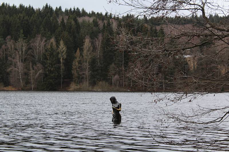 Lipenská víla je po zadek ve vodě.