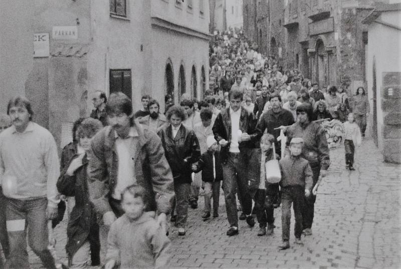 Krumlovská devadesátá, rok 1990. Červen se nesl v duchu Slavností růže, sportovního dne nebo komunálních voleb.