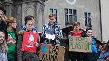 Studenti gymnázia a školy sv. Anežky se sešli na náměstí, připojili se ke globální demonstraci za ochranu klimatu a životního prostředí.