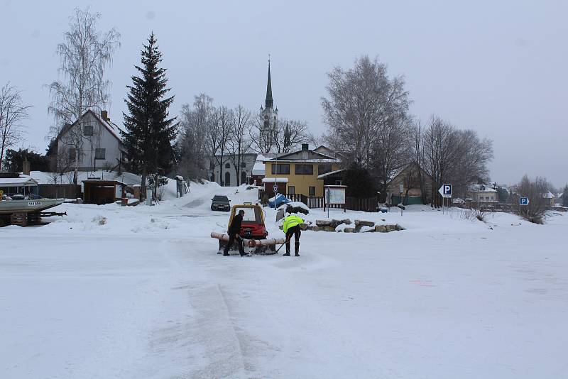 Připravit frymburský ovál k bruslení není nic snadného.