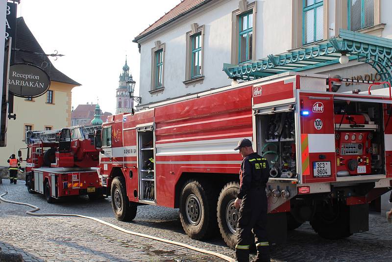 K požáru domku v Českém Krumlově se sjeli profesionální a dobrovolní hasiči z Českého Krumlova a hasiči z Větřní.